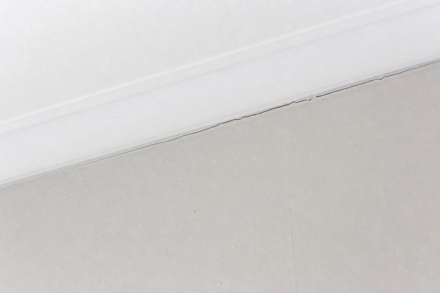 Wall crack assessment at plasterboard junction